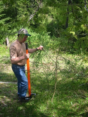 The Extractigator Jaws open when you lift it The Extractigator is a quality hand tool for removing unwanted plants